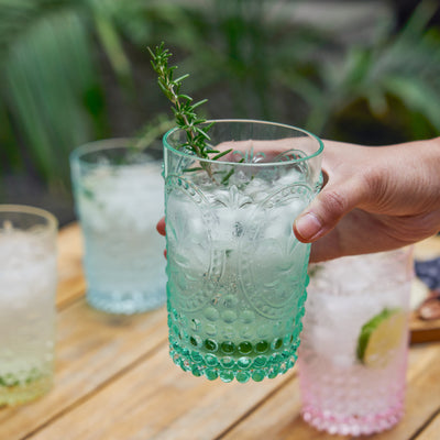 CUTE OUTDOOR GLASSWARE – Don’t sacrifice style for safety. Shatterproof acrylic glasses drinkware in 4 trendy colors make these clear acrylic tumblers as cute as crystal cocktail glassware while being suitable for outdoor use or cups for kitchens.