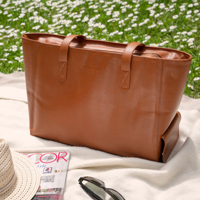 KEEP DRINKS COLD ON THE GO - Never have warm drinks at a picnic again. This wine bag keeps your drinks chilled with its insulated design and zipper closure. Connect your bag of wine directly to the hidden opening and top off your glass in style.
